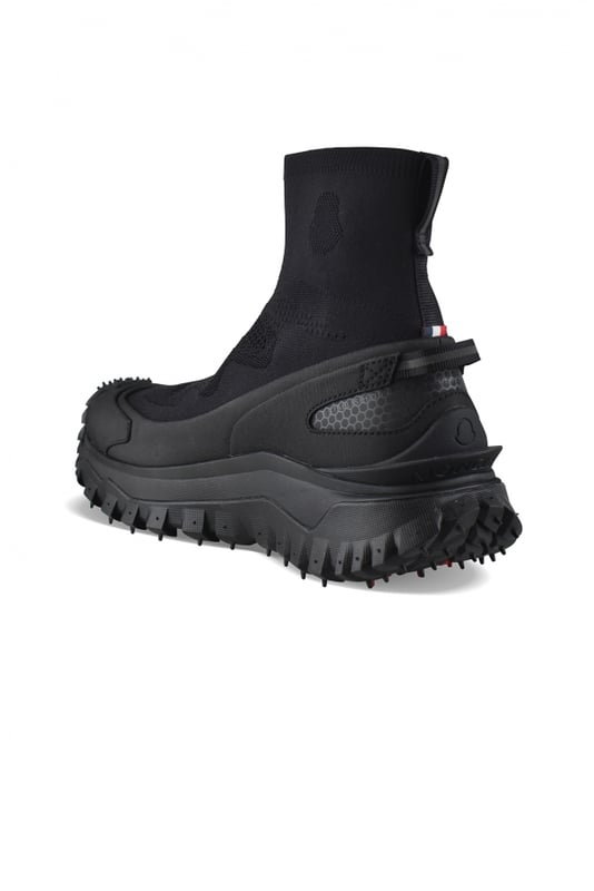 Moncler Trailgrip hoge sneakers in zwart.Mesh-bovenwerk.Logo in reliëf aan de buitenkant.Getextureerde rubberen neus.Hieltreklipje.Moncler-logo aan de buitenkant en hiel.Zwarte Vibram MEGAGRIP rubberen buitenzool.Zooldikte: 4,5 cm.