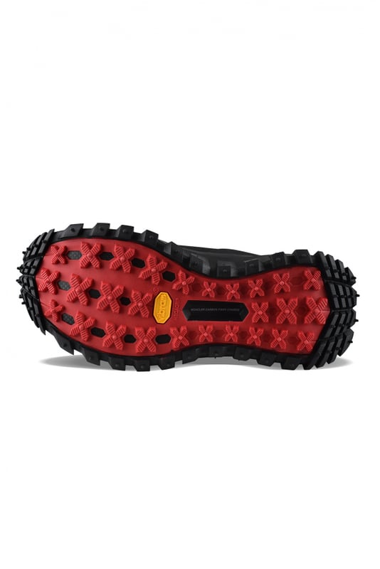 Moncler Trailgrip hoge sneakers in zwart.Mesh-bovenwerk.Logo in reliëf aan de buitenkant.Getextureerde rubberen neus.Hieltreklipje.Moncler-logo aan de buitenkant en hiel.Zwarte Vibram MEGAGRIP rubberen buitenzool.Zooldikte: 4,5 cm.