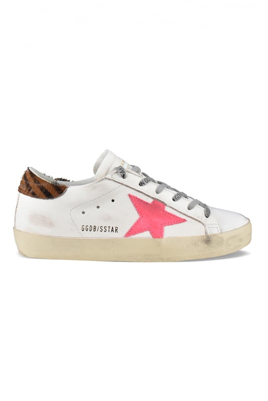 Sneakers Golden Goose Deluxe Brand Superstar.Piel blanca.Parche de estrella de ante rosa en el lateral. Parte superior de potro marrón y negro.Cordones planos grises.Detalles de logotipo en el lateral exterior. Suela de goma.Made in Italy.
