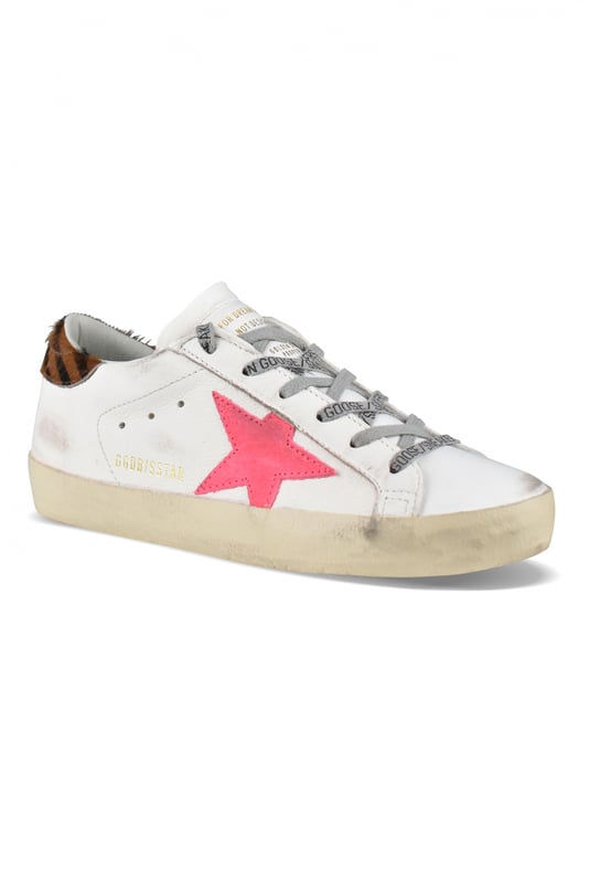 Sneakers Golden Goose Deluxe Brand Superstar.Piel blanca.Parche de estrella de ante rosa en el lateral. Parte superior de potro marrón y negro.Cordones planos grises.Detalles de logotipo en el lateral exterior. Suela de goma.Made in Italy.