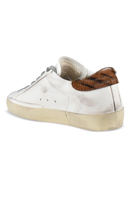 Sneakers Golden Goose Deluxe Brand Superstar.Piel blanca.Parche de estrella de ante rosa en el lateral. Parte superior de potro marrón y negro.Cordones planos grises.Detalles de logotipo en el lateral exterior. Suela de goma.Made in Italy.