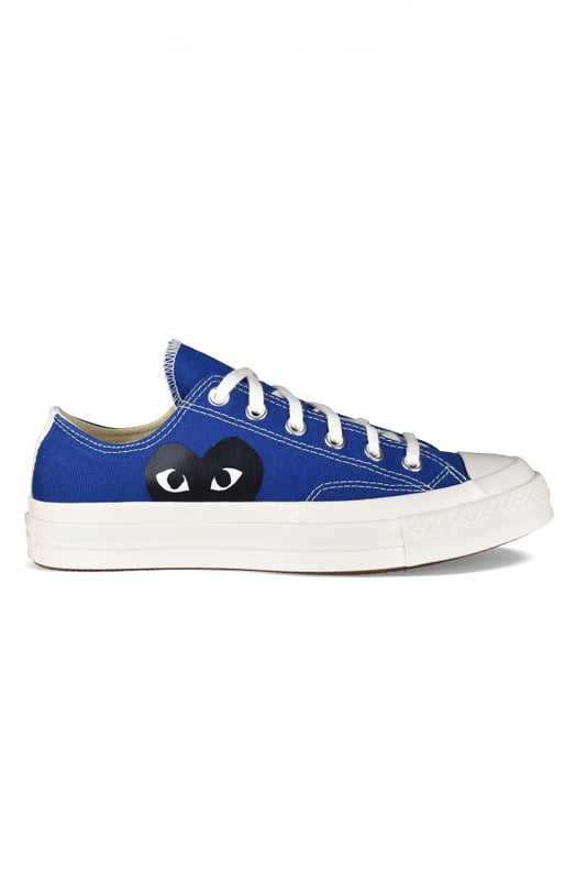 Sneakers bajos Comme Des Garçons Play x Converse.Lona azul marino.Puntera redonda de goma blanca.Logotipo de la firma en forma de corazón negro en el lateral exterior.Cierre con cordones.Costuras en contraste.Suela de goma blanca.