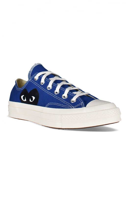 Sneakers bajos Comme Des Garçons Play x Converse.Lona azul marino.Puntera redonda de goma blanca.Logotipo de la firma en forma de corazón negro en el lateral exterior.Cierre con cordones.Costuras en contraste.Suela de goma blanca.