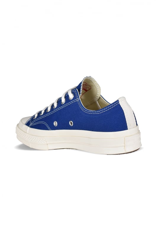 Sneakers bajos Comme Des Garçons Play x Converse.Lona azul marino.Puntera redonda de goma blanca.Logotipo de la firma en forma de corazón negro en el lateral exterior.Cierre con cordones.Costuras en contraste.Suela de goma blanca.