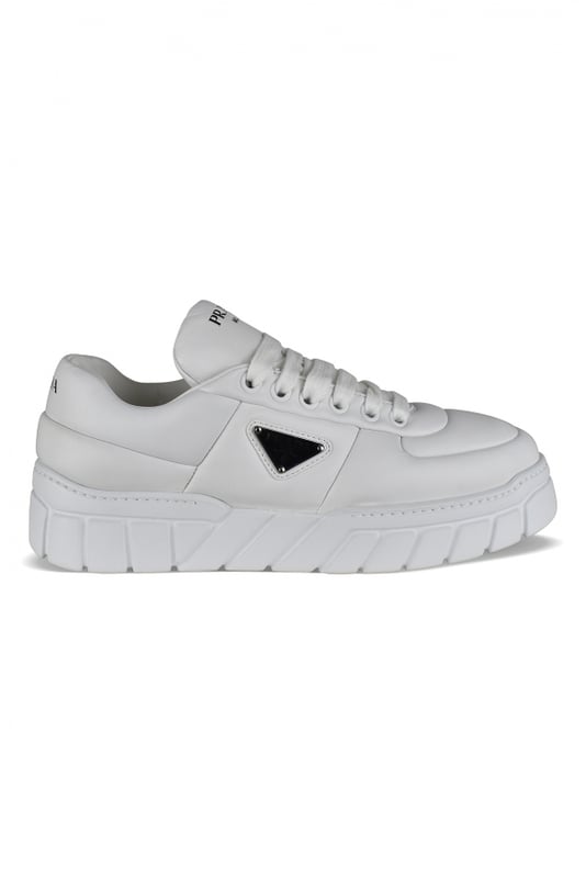 Prada sneakers van wit leer.Gewatteerd leerontwerp.Driehoekig metalen logo aan de buitenkant.Vetersluiting.Prada-handtekening op de tong en aan de voorkant. Dikke rubberen zool.Gemaakt in Italië.