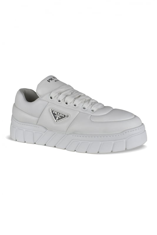 Prada sneakers van wit leer.Gewatteerd leerontwerp.Driehoekig metalen logo aan de buitenkant.Vetersluiting.Prada-handtekening op de tong en aan de voorkant. Dikke rubberen zool.Gemaakt in Italië.