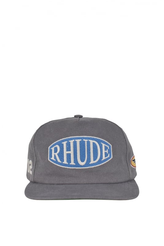 Gorra de algodón Rhude gris.Escudo azul con logotipo blanco bordado en la parte delantera.Varios detalles bordados en los laterales.Visera recta.Pico interior verde.Cierre trasero ajustable negro.