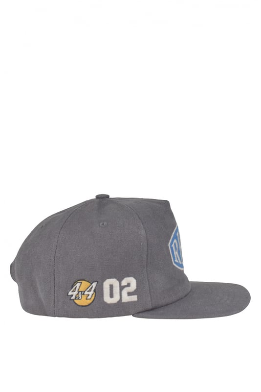 Gorra de algodón Rhude gris.Escudo azul con logotipo blanco bordado en la parte delantera.Varios detalles bordados en los laterales.Visera recta.Pico interior verde.Cierre trasero ajustable negro.