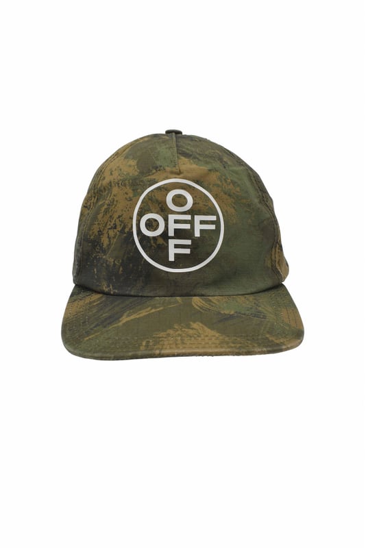 Grüne Mütze mit Off-White-Camouflage-Druck.Geschwungener Rand.Aus Baumwolle gefertigt.Verstellbarer Verschluss hinten.Hergestellt in Italien.
