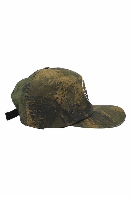 Grüne Mütze mit Off-White-Camouflage-Druck.Geschwungener Rand.Aus Baumwolle gefertigt.Verstellbarer Verschluss hinten.Hergestellt in Italien.