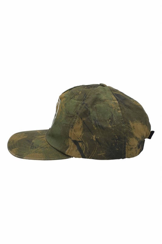 Grüne Mütze mit Off-White-Camouflage-Druck.Geschwungener Rand.Aus Baumwolle gefertigt.Verstellbarer Verschluss hinten.Hergestellt in Italien.