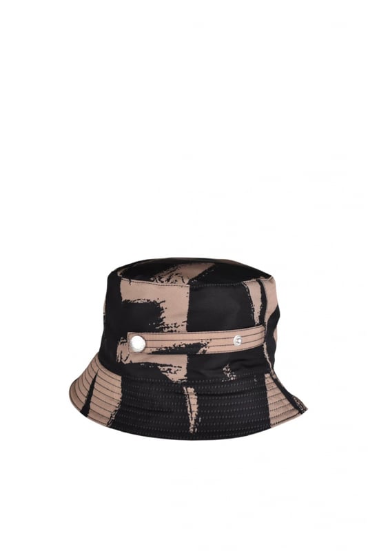 Bob beige y negro de Alexander McQueen.Estampados de graffiti de McQueen.Logotipo bordado en negro en la parte delantera.Visera plana.Made in Italy.