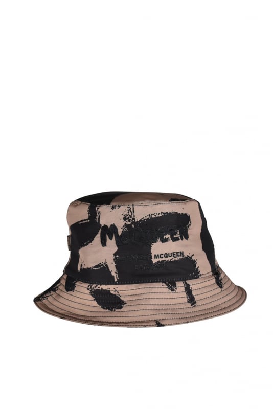 Bob beige y negro de Alexander McQueen.Estampados de graffiti de McQueen.Logotipo bordado en negro en la parte delantera.Visera plana.Made in Italy.