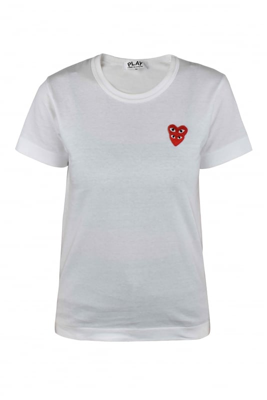 Comme des Garçons T-shirt van wit katoen.Twee overlappende geborduurde patches met rood hartlogo op de borst.Ronde kraag.Korte mouwen.