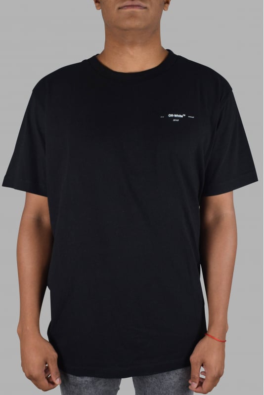 Camiseta negra Off-White.Cuello redondo, mangas cortas, dobladillo recto.Logotipo blanco de la firma Off-White en la parte delantera.100% algodón.
