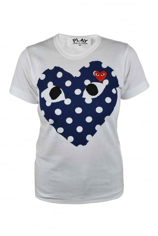 Comme des Garçons T-shirt van wit katoen.Emblematische marineblauwe hartenprint in het midden met witte stippen.Rood hartlogopatch op de borst.Ronde kraag.Korte mouwen.