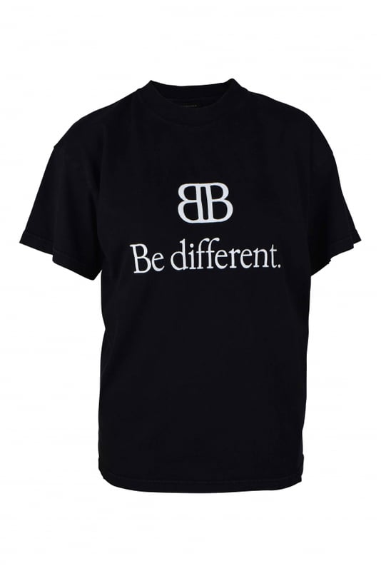 Camiseta negra de Balenciaga.Logotipo  BB  y  be different  impresos en blanco en la parte delantera.Manga corta.Cuello redondo.100% algodón.