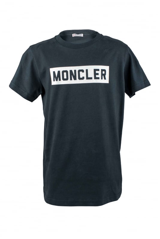Camiseta azul marino de algodón Moncler.Logotipo impreso en un marco rectangular blanco en el centro.Parche del logotipo en el hombro.Manga corta.Made in Italy.