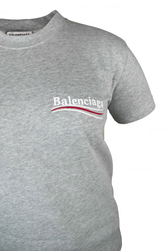 Camiseta gris de Balenciaga.Logotipo Balenciaga blanco bordado en el pecho.Modelo oversize.Manga corta.Logotipo blanco bordado en la espalda.Cuello redondo.100% algodón.
