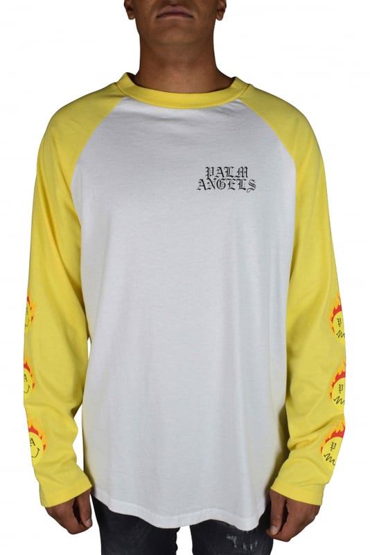 Camiseta de manga larga Palm Angels.Color blanco con mangas amarillas.Logotipo de la firma en la parte delantera. Detalle de tres llamas sonrientes en las mangas. 100% algodón.