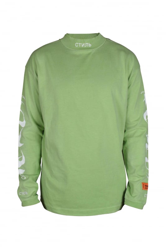Camiseta verde de manga larga Heron Preston.Logotipo blanco bordado en el cuello alto.Puños de punto elástico. Logotipo naranja en el puño. 100% algodón orgánico.