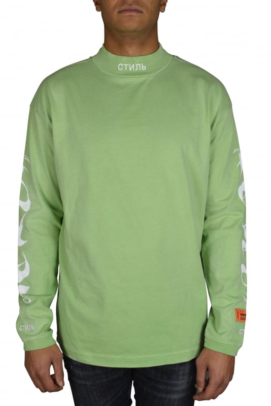 Camiseta verde de manga larga Heron Preston.Logotipo blanco bordado en el cuello alto.Puños de punto elástico. Logotipo naranja en el puño. 100% algodón orgánico.