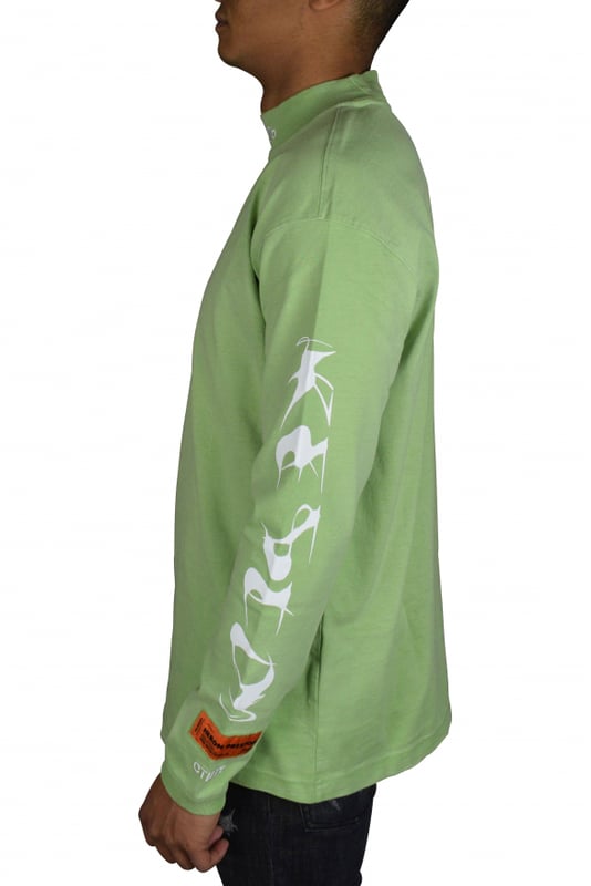 Camiseta verde de manga larga Heron Preston.Logotipo blanco bordado en el cuello alto.Puños de punto elástico. Logotipo naranja en el puño. 100% algodón orgánico.