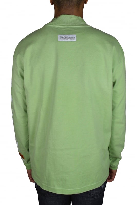 Camiseta verde de manga larga Heron Preston.Logotipo blanco bordado en el cuello alto.Puños de punto elástico. Logotipo naranja en el puño. 100% algodón orgánico.