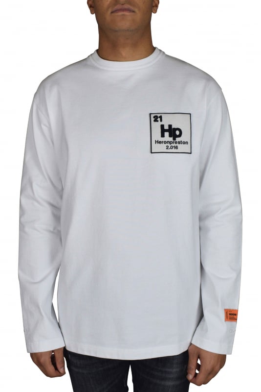 Heron Preston wit katoenen T-shirt met lange mouwen.Ribgebreide ronde hals. Geborduurd logo in wit en zwart op de borst. Wit geborduurd logo op manchetten. Oranje textiellogopatch op de pols. Grafische print in roze en blauw op de achterkant.