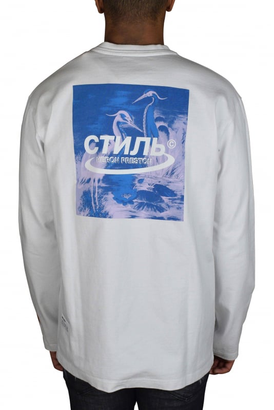 Heron Preston wit katoenen T-shirt met lange mouwen.Ribgebreide ronde hals. Geborduurd logo in wit en zwart op de borst. Wit geborduurd logo op manchetten. Oranje textiellogopatch op de pols. Grafische print in roze en blauw op de achterkant.