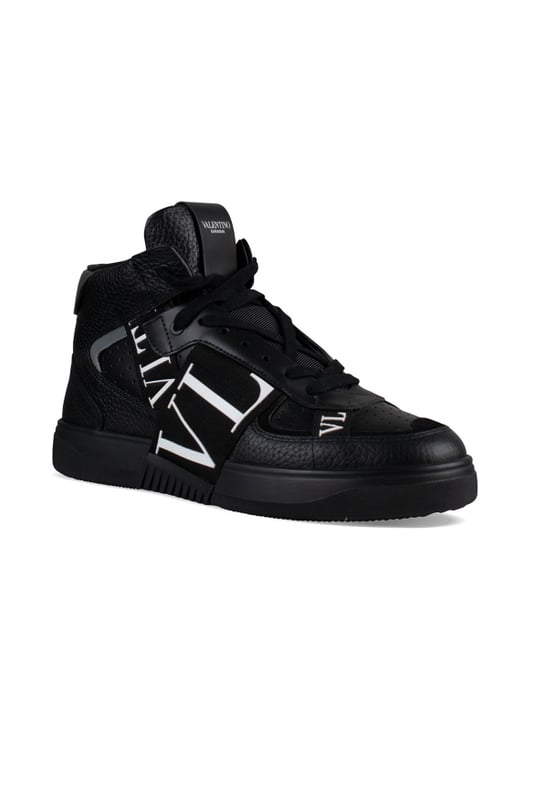 Zapatillas altas Valentino VL7N negras de piel de becerro.Siete cintas con logotipo VLTN blanco.Cordones negros.Talonera de piel negra con logotipo Valentino.Logotipo en la lengüeta.Suela de goma.Made in Italy.