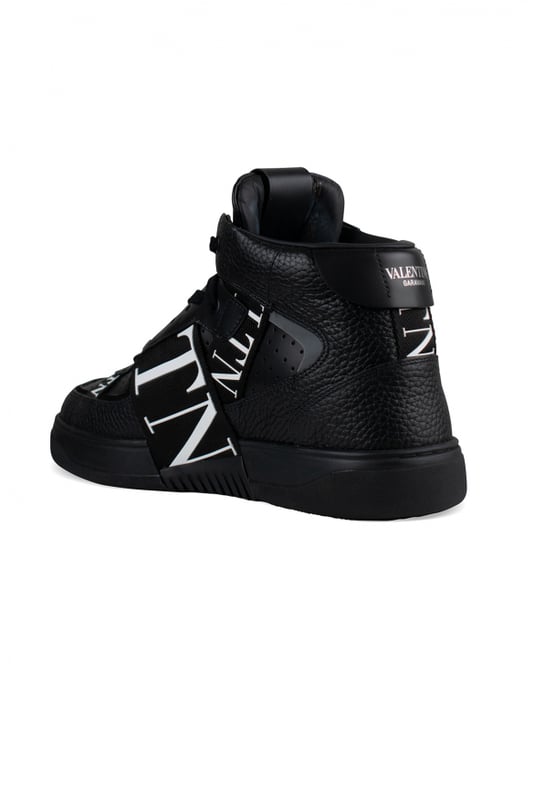 Zapatillas altas Valentino VL7N negras de piel de becerro.Siete cintas con logotipo VLTN blanco.Cordones negros.Talonera de piel negra con logotipo Valentino.Logotipo en la lengüeta.Suela de goma.Made in Italy.