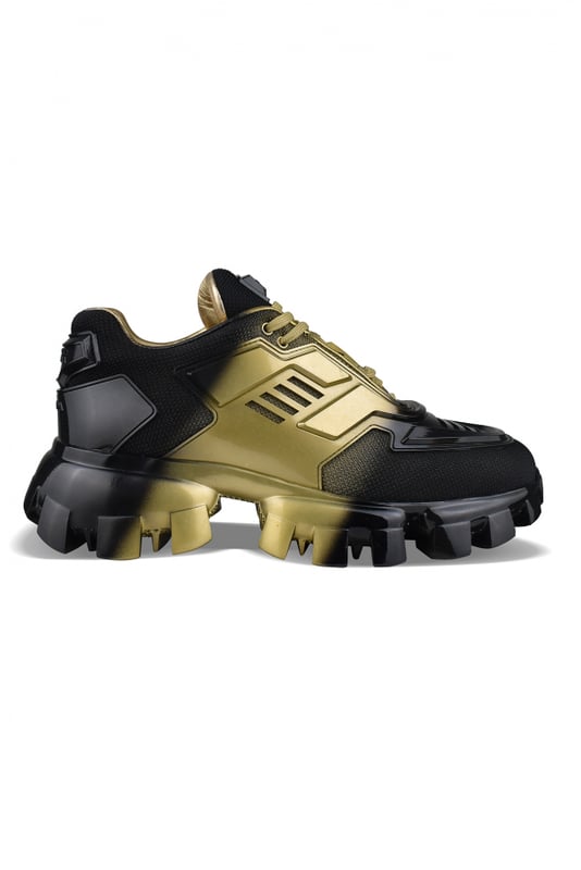 Prada Sneakers Cloudbust Thunder Negro Sneakers Prada Cloudbust Thunder en negro y dorado.Modelo con inserciones de textil y goma. Logotipo de goma en la lengüeta y la parte trasera.Cierre con cordones.Suela de goma gruesa.Made in Italy.