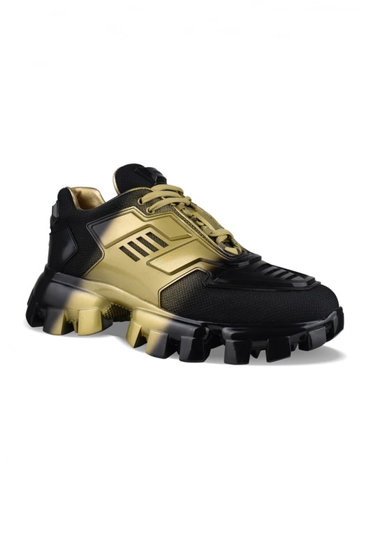 Prada Sneakers Cloudbust Thunder Negro Sneakers Prada Cloudbust Thunder en negro y dorado.Modelo con inserciones de textil y goma. Logotipo de goma en la lengüeta y la parte trasera.Cierre con cordones.Suela de goma gruesa.Made in Italy.