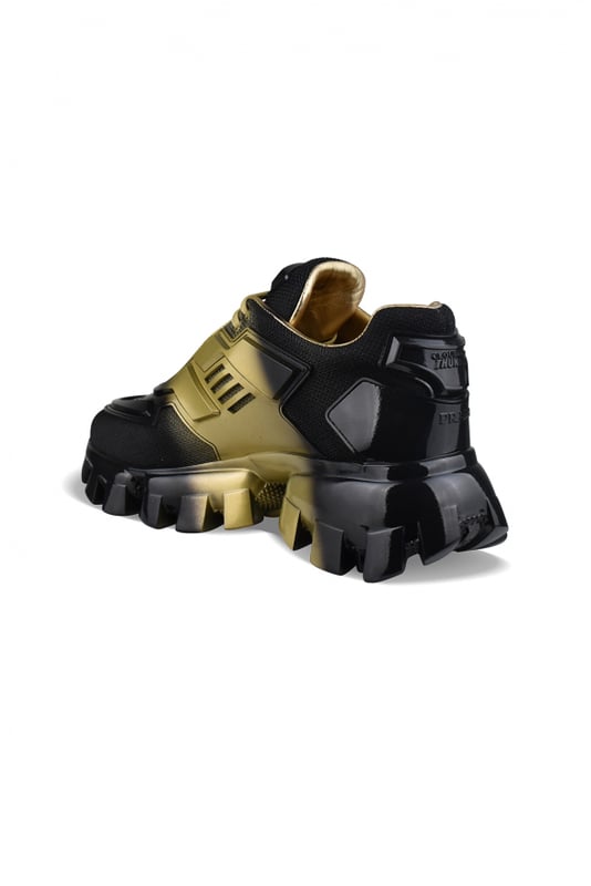 Prada Sneakers Cloudbust Thunder Negro Sneakers Prada Cloudbust Thunder en negro y dorado.Modelo con inserciones de textil y goma. Logotipo de goma en la lengüeta y la parte trasera.Cierre con cordones.Suela de goma gruesa.Made in Italy.
