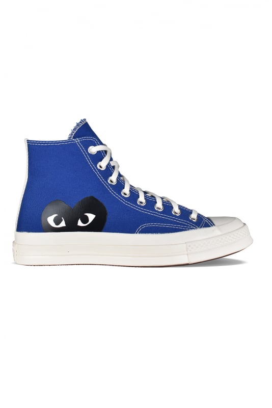 Comme Des Garçons Play x Converse hoge sneakers.Marineblauw canvas.Witte rubberen ronde neus.Handtekening zwart hartlogo aan de buitenkant.Vetersluiting.Contrasterende stiksels. Witte rubberen zool.