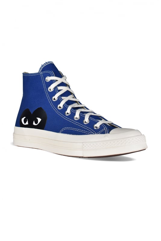 Comme Des Garçons Play x Converse hoge sneakers.Marineblauw canvas.Witte rubberen ronde neus.Handtekening zwart hartlogo aan de buitenkant.Vetersluiting.Contrasterende stiksels. Witte rubberen zool.