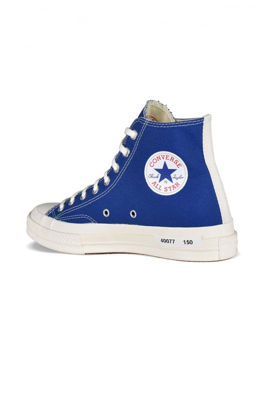 Comme Des Garçons Play x Converse hoge sneakers.Marineblauw canvas.Witte rubberen ronde neus.Handtekening zwart hartlogo aan de buitenkant.Vetersluiting.Contrasterende stiksels. Witte rubberen zool.
