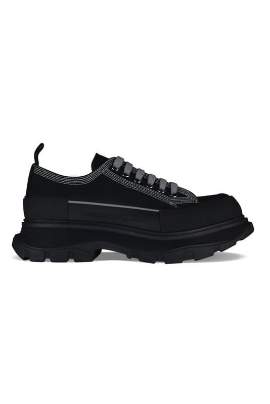 Sneakers bajas Alexander McQueen Tread Slick.Lona negra.Puntera redonda con inserción de goma.Detalle de costura gris. Logotipo en el talón y la lengüeta.Cierre de cordón plano negro.Suela de goma negra sobredimensionada con la firma.Made in Italy.