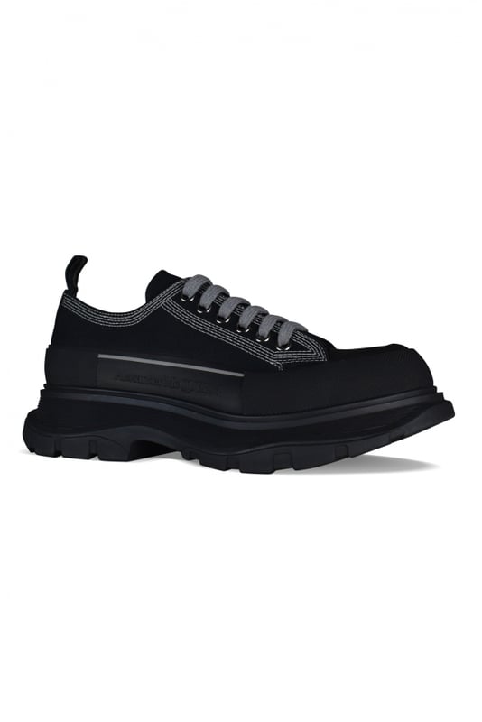 Sneakers bajas Alexander McQueen Tread Slick.Lona negra.Puntera redonda con inserción de goma.Detalle de costura gris. Logotipo en el talón y la lengüeta.Cierre de cordón plano negro.Suela de goma negra sobredimensionada con la firma.Made in Italy.