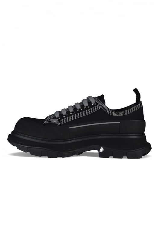 Sneakers bajas Alexander McQueen Tread Slick.Lona negra.Puntera redonda con inserción de goma.Detalle de costura gris. Logotipo en el talón y la lengüeta.Cierre de cordón plano negro.Suela de goma negra sobredimensionada con la firma.Made in Italy.