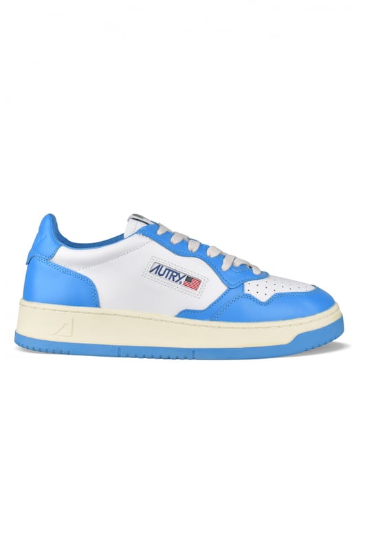 Sneakers bajas Autry de piel blanca y azul.Parche con logotipo en el exterior.Contrafuerte de piel azul con logotipo en relieve.Lengüeta con parche del logotipo.Suela de caucho efecto amarilleado. Cierre con cordones. Puntera redonda perforada.100% piel.