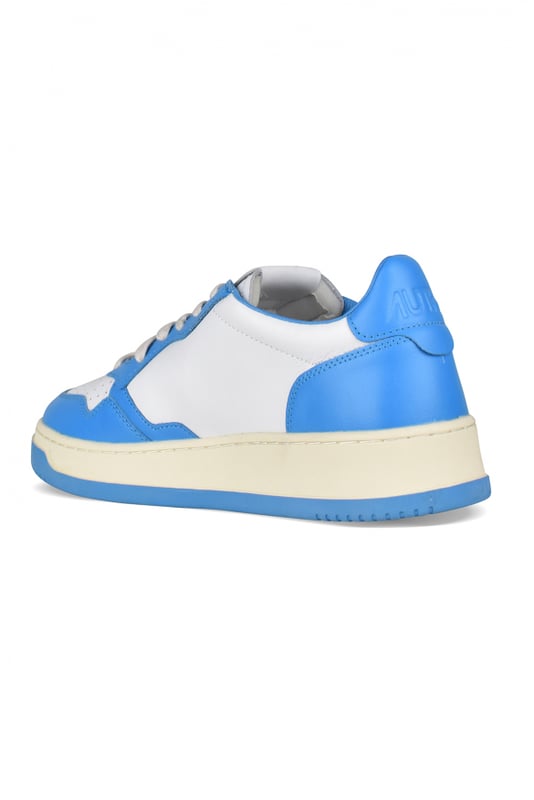 Sneakers bajas Autry de piel blanca y azul.Parche con logotipo en el exterior.Contrafuerte de piel azul con logotipo en relieve.Lengüeta con parche del logotipo.Suela de caucho efecto amarilleado. Cierre con cordones. Puntera redonda perforada.100% piel.