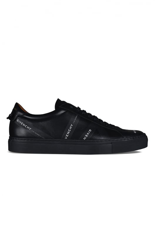 Sneakers Givenchy, modelo Urban Street en cuero negro mate.Bandas con la firma  GIVENCHY  en el lateral.Canesú de cuero negro y lazos en la espalda con la firma  GIVENCHY PARIS  en dorado.Puntera redondeada.Suela y forro de cuero.100% piel de becerro.Made in Portugal.