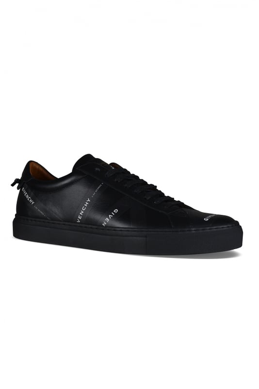 Sneakers Givenchy, modelo Urban Street en cuero negro mate.Bandas con la firma  GIVENCHY  en el lateral.Canesú de cuero negro y lazos en la espalda con la firma  GIVENCHY PARIS  en dorado.Puntera redondeada.Suela y forro de cuero.100% piel de becerro.Made in Portugal.