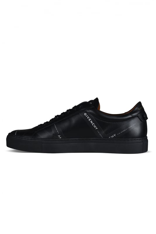 Sneakers Givenchy, modelo Urban Street en cuero negro mate.Bandas con la firma  GIVENCHY  en el lateral.Canesú de cuero negro y lazos en la espalda con la firma  GIVENCHY PARIS  en dorado.Puntera redondeada.Suela y forro de cuero.100% piel de becerro.Made in Portugal.
