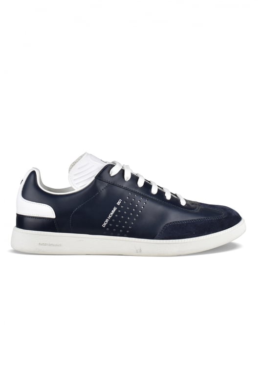 Zapatillas Dior B01 de piel azul. Estampado  Dior Homme B01  en blanco en el lateral. Perforaciones laterales.Lengüeta blanca con logotipo CD.Contrafuerte blanco con abeja azul.Cordones blancos.Puntera redonda de ante.Suela de goma blanca con logotipo.Made in Italy.