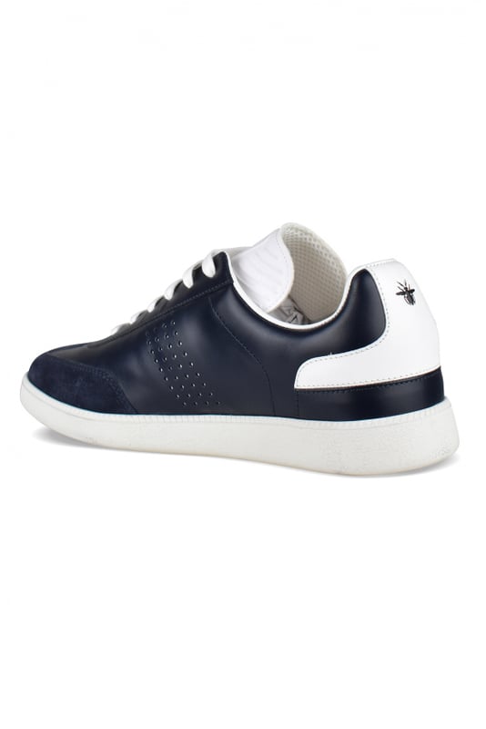 Zapatillas Dior B01 de piel azul. Estampado  Dior Homme B01  en blanco en el lateral. Perforaciones laterales.Lengüeta blanca con logotipo CD.Contrafuerte blanco con abeja azul.Cordones blancos.Puntera redonda de ante.Suela de goma blanca con logotipo.Made in Italy.