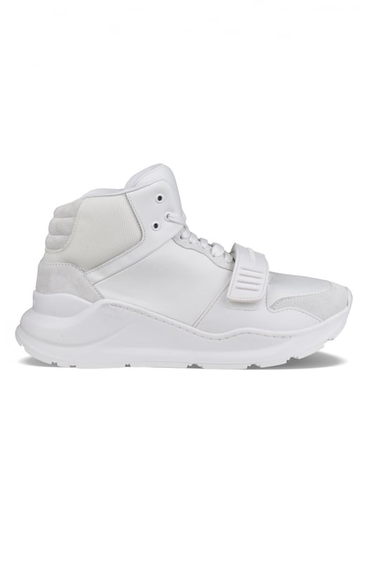 Sneakers altas Burberry Regis en lona y ante blanco.Detalles en piel blanca.Cierre de cordones blanco.Correa de goma blanca con logotipo.Suela gruesa de goma blanca.Logotipo en relieve en la parte trasera de la suela.Made in Italy.