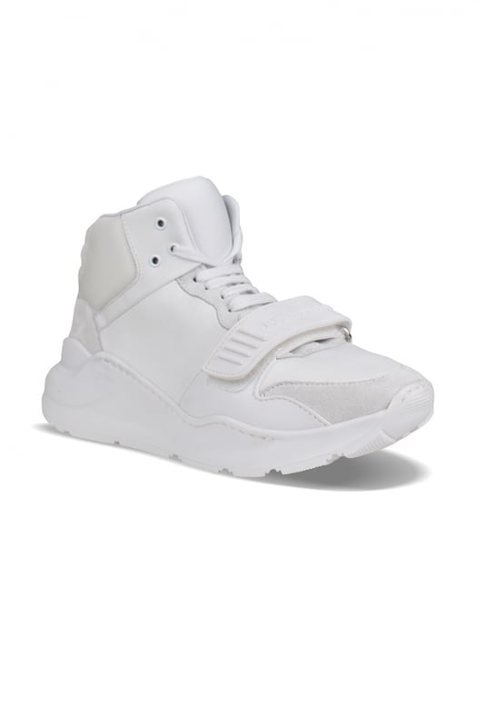 Sneakers altas Burberry Regis en lona y ante blanco.Detalles en piel blanca.Cierre de cordones blanco.Correa de goma blanca con logotipo.Suela gruesa de goma blanca.Logotipo en relieve en la parte trasera de la suela.Made in Italy.
